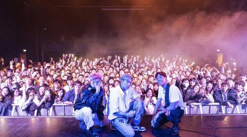 他分享了多張英國開騷的照片。